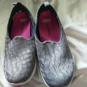 Vionic slip on shoes